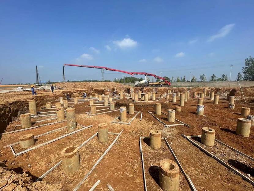 銅基新材料項(xiàng)目渣選礦區(qū)域濃縮工序基礎(chǔ)墊層開(kāi)始澆筑 銅基新材料項(xiàng)目渣選礦區(qū)域濃縮工序基礎(chǔ)墊層開(kāi)始澆筑